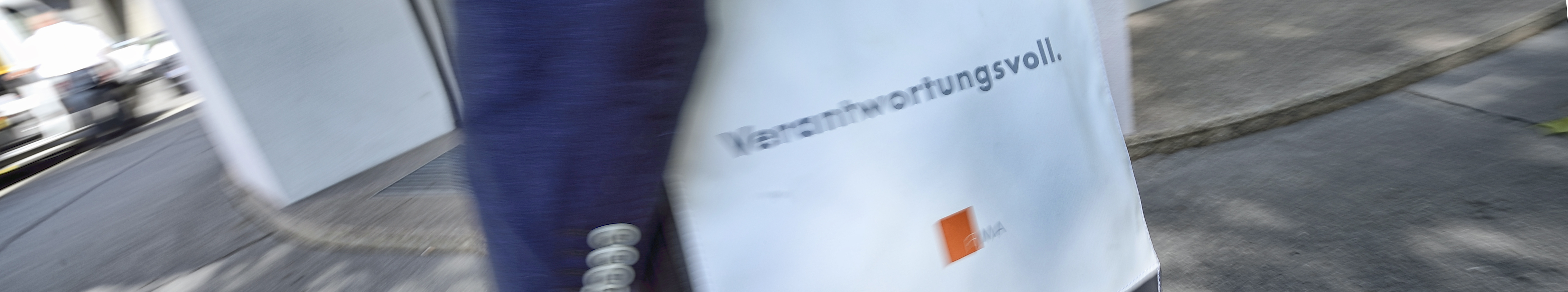 Das Bild zeigt eine Person vor der FMA